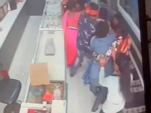 पंडरी में सराफा व्यापारी पर हमला, बेटों को लेकर पहुंची महिला ग्राहक ने करवा दी पिटाई
