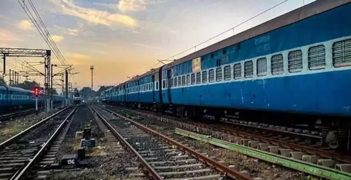 असम रेल ट्रैक पर फंसी कार; करीमगंज जिले में बड़ा हादसा टल गया