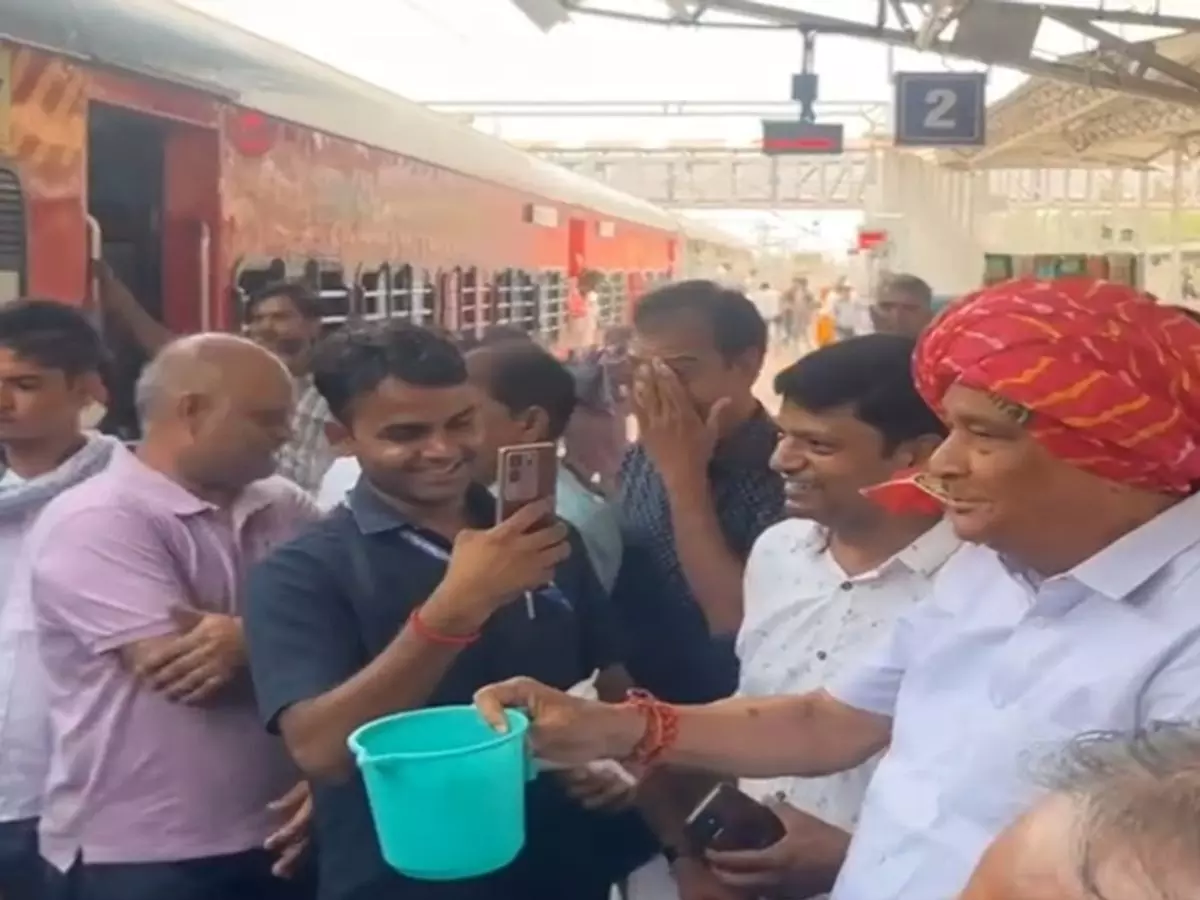 रेलवे स्टेशन पर कृषि मंत्री ने 30 मिनट तक यात्रियों को पिलाया पानी