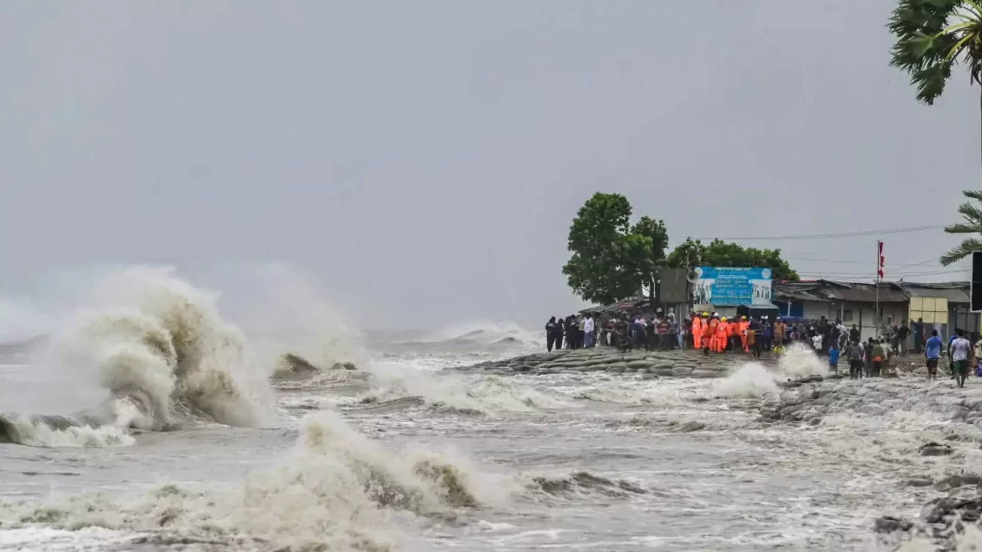 बांग्लादेश तट से 8 लाख लोगों को समुद्री तट से निकाला गया