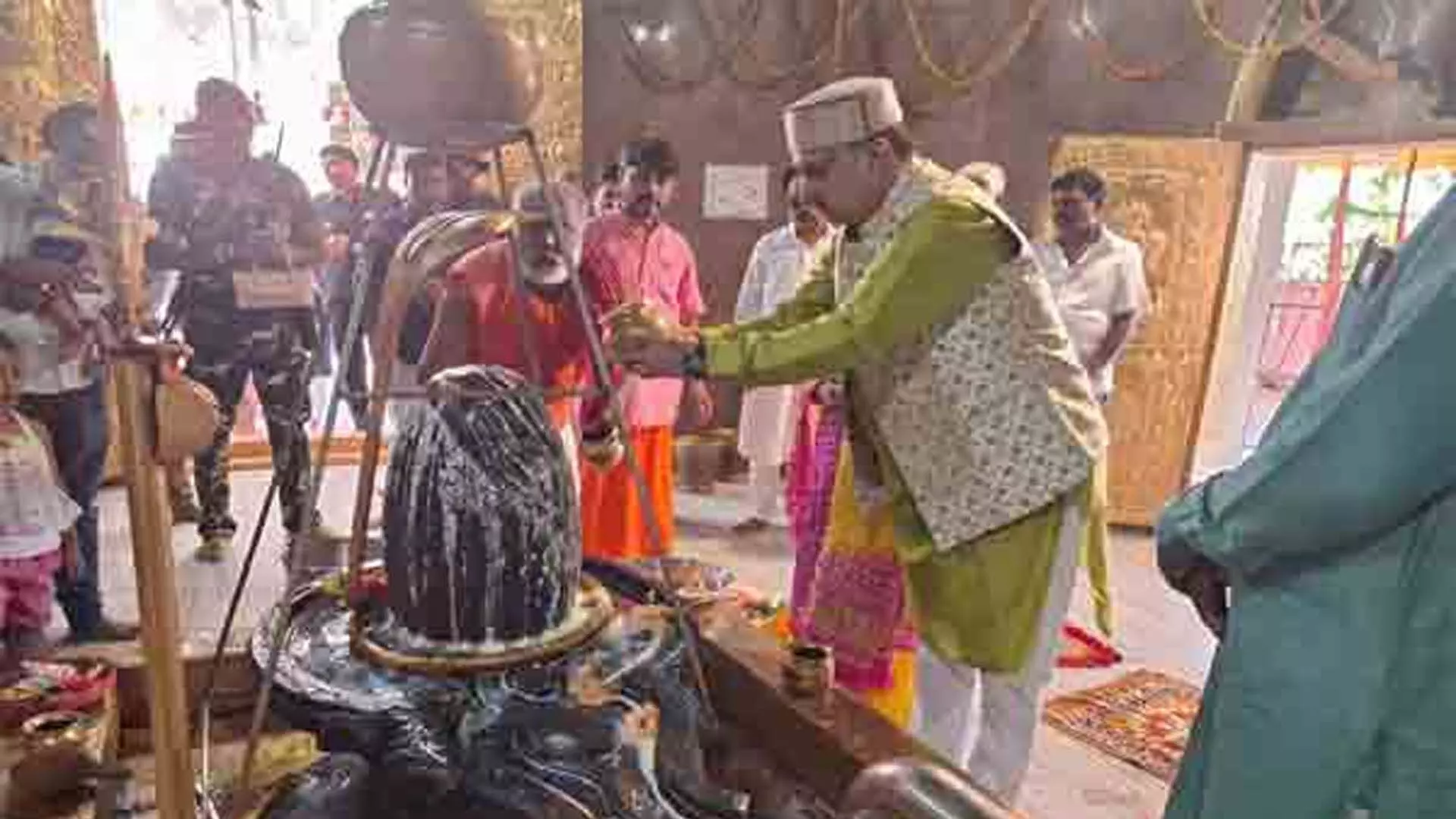 झारखंड HC के जज जस्टिस एस एन पाठक ने सुरेश्वर महादेव मंदिर में सपरिवार की पूजा-अर्चना