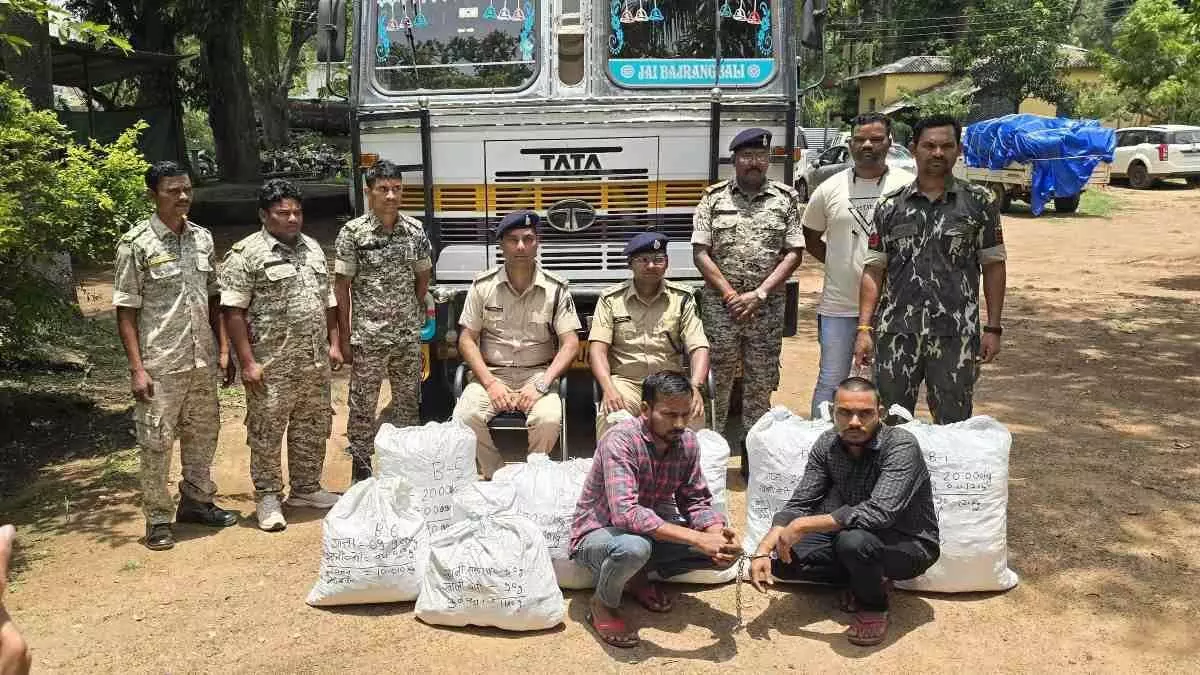 रायपुर पासिंग ट्रक में मिला 11 लाख का गांजा, दो गिरफ्तार