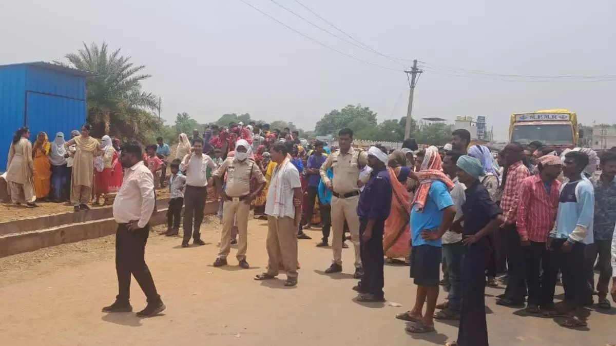 अतिक्रमणकारियों पर कार्रवाई नहीं करने से नाराज ग्रामीणों ने किया चक्काजाम