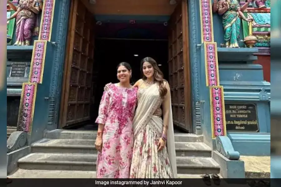 जान्हवी कपूर ने चेन्नई के मुप्पाथम्मन मंदिर का दौरा किया, मम्मा की सबसे पसंदीदा जगह
