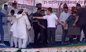 राहुल गांधी के पहुंचते ही मंच धंसा, सभी ने एक-दूसरे को संभाला, VIDEO