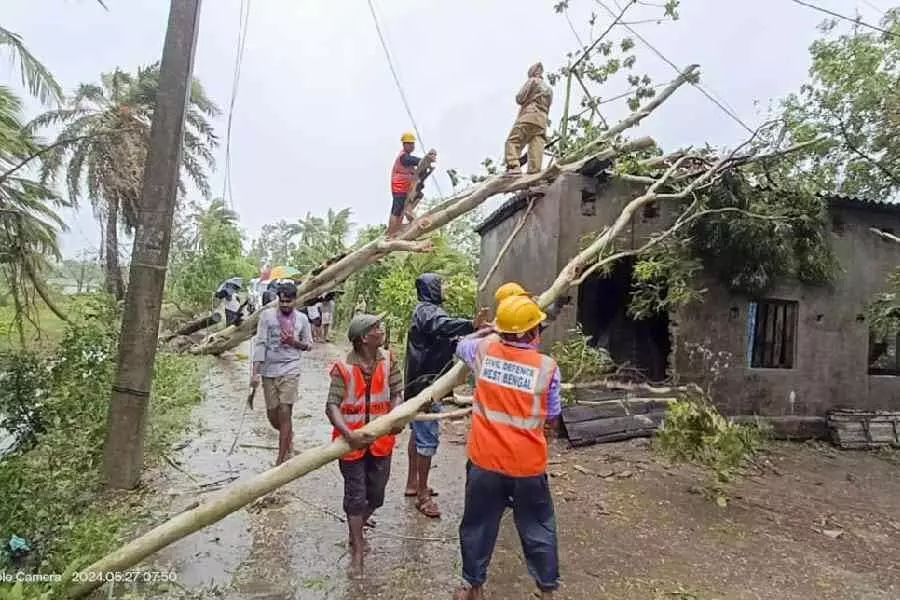 चक्रवात रेमल: बंगाल में 24 ब्लॉक प्रभावित, लगभग 15,000 घर क्षतिग्रस्त