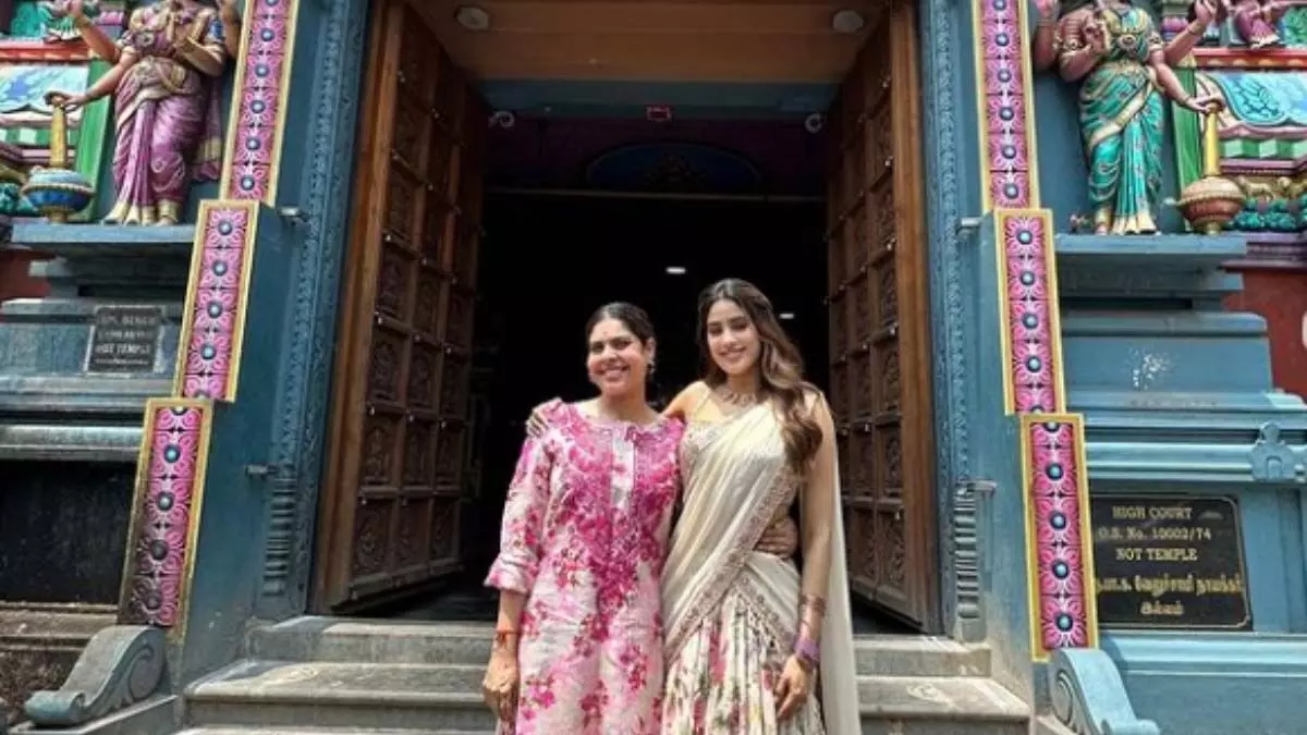 फिल्म की रिलीज से पहले जान्हवी कपूर ने चेन्नई के मुप्पाथम्मन मंदिर का दौरा किया