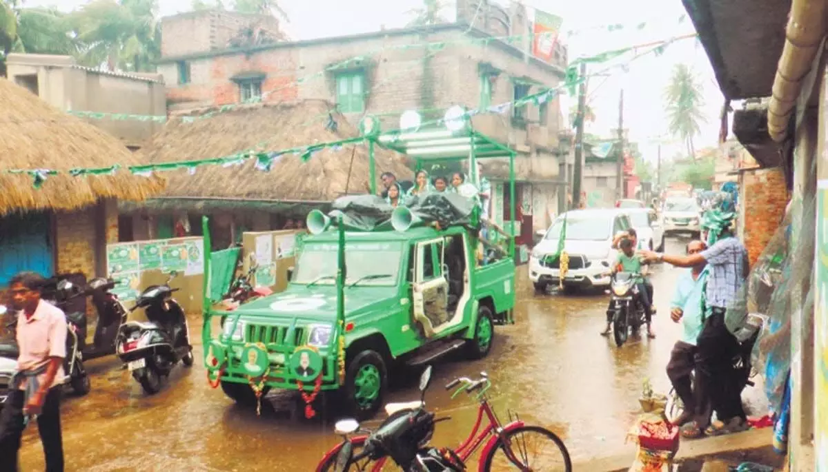 ओडिशा में मतदाताओं को लुभाने के लिए उम्मीदवारों ने बारिश का भी सामना किया