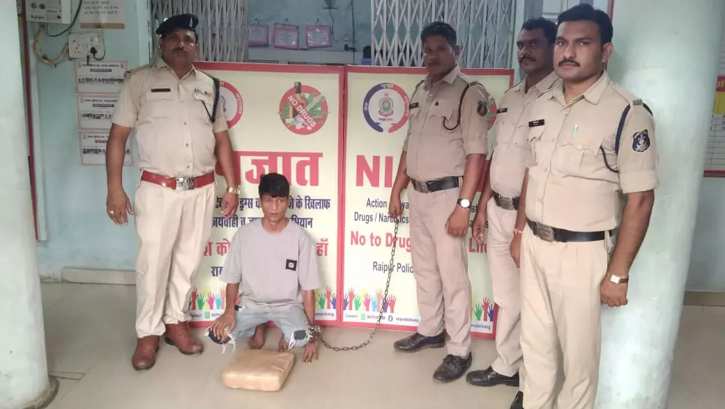 कुशालपुर में गांजा बेचते युवक गिरफ्तार