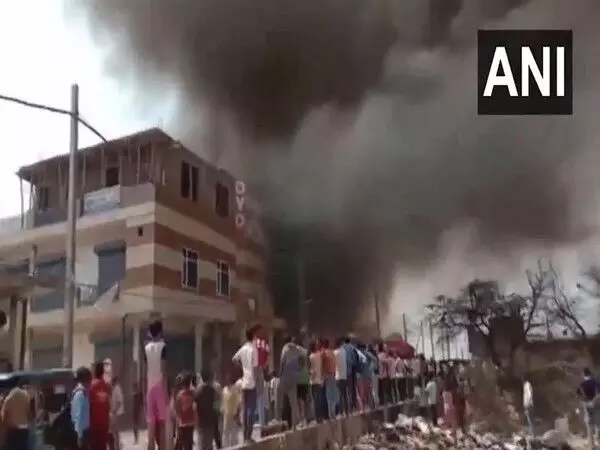 दिल्ली: भलस्वा डेयरी इलाके में लकड़ी के गोदाम में भीषण आग, किसी को चोट नहीं पहुंची