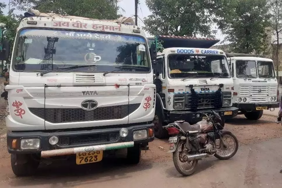 जिले में धड़ल्ले से चल रहा अवैध कारोबार, प्रशासन ने 7 वाहनों को पकड़ा