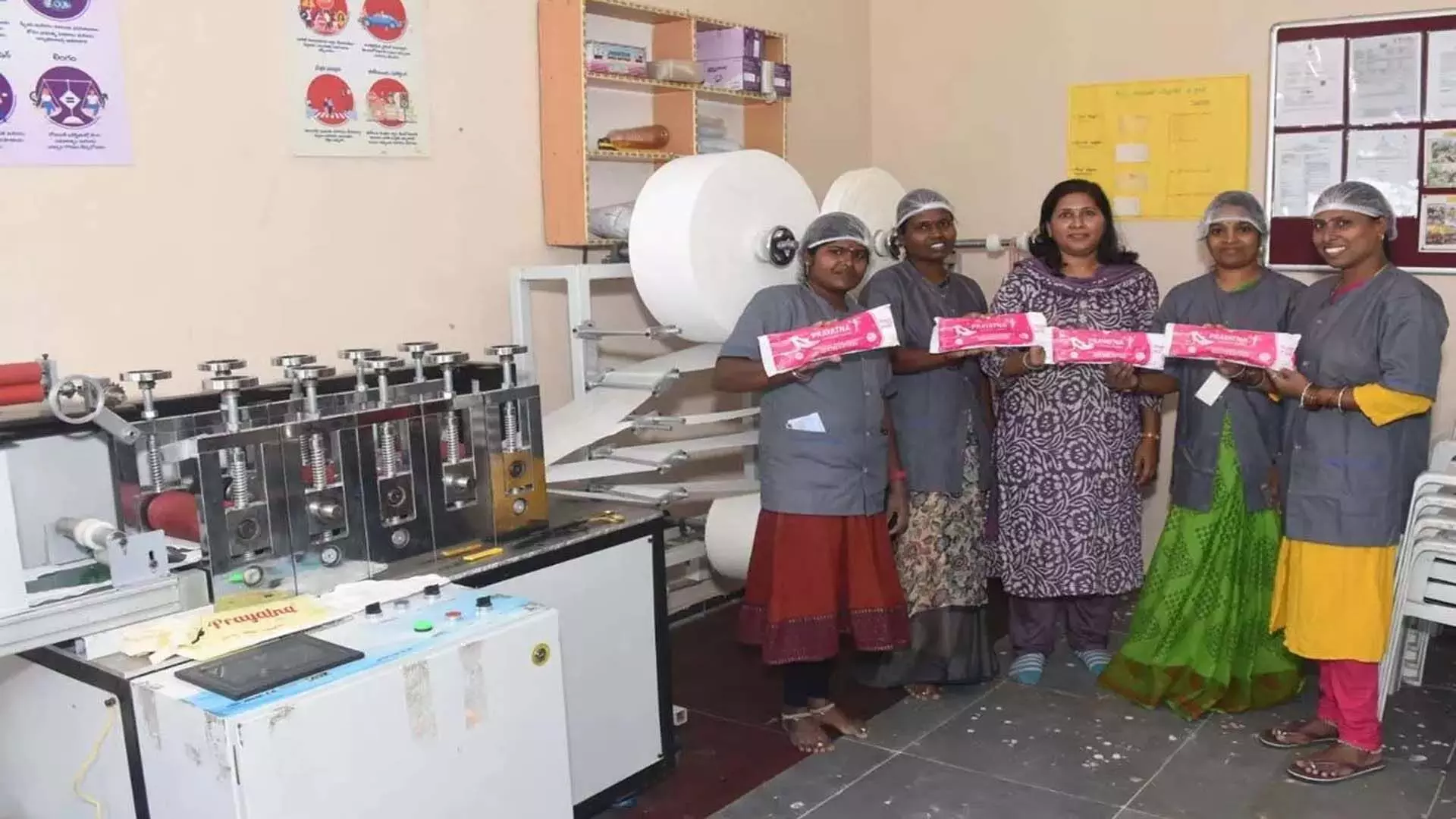 सहायता समूह की 4 महिलाएं हैदराबाद में करती हैं प्रति घंटे 1200 बायोडिग्रेडेबल सेनेटरी नैपकिन का निर्माण