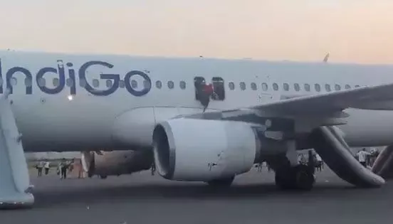 इंडिगो विमान से कूदते यात्री VIDEO, बम की सूचना पर दिल्ली एयरपोर्ट में मचा हड़कंप