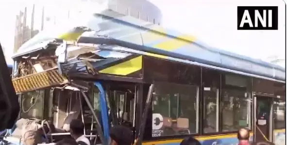 राजधानी में बसों के बीच हुई टक्कर, VIDEO