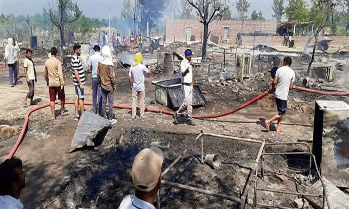 इंदौरा में 50 झोपड़ियां जलकर खाक हो गईं