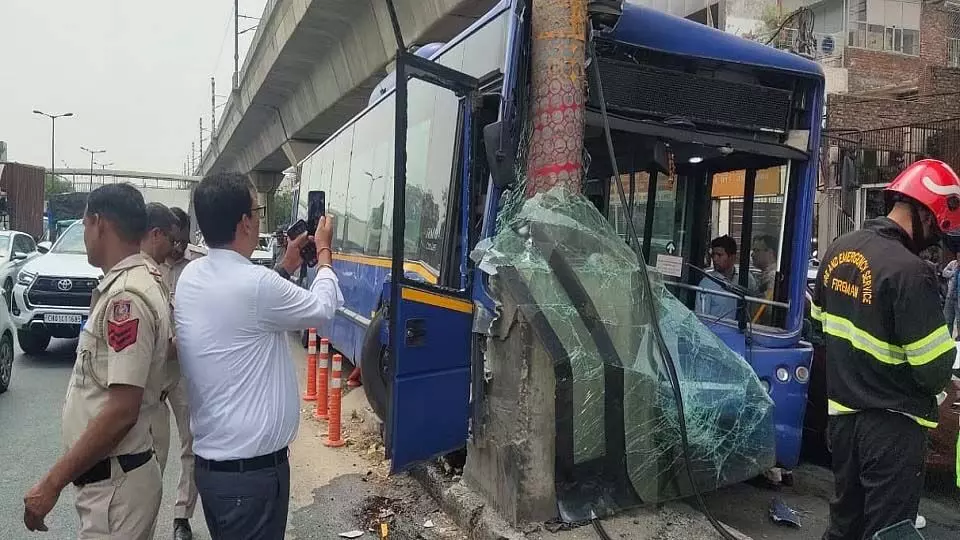 दिल्ली के नौरोजी नगर में दो DTC बसों की टक्कर में एक यात्री घायल