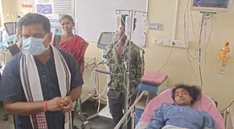 रायपुर AIIMS पहुंचे गृहमंत्री विजय शर्मा, IED ब्लास्ट में घायल महिलाओं का जाना हालचाल