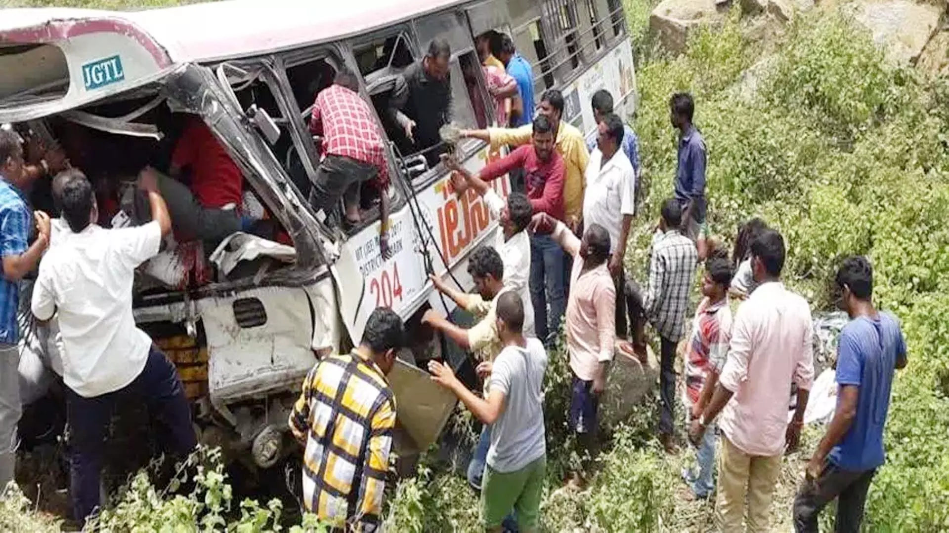 तेलांगाना के यात्रियों की बस अनियंत्रित होकर पलट गया,  चालक की सूझबूझ से हादसा  टला