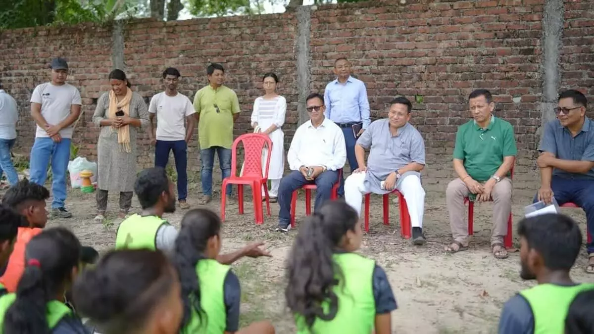 बीटीआर के सीईएम प्रमोद बोरो ने चिरांग जिले के रोउमारी में फ्रिसबी अल्टिमेट टीम द एंट के साथ बातचीत की