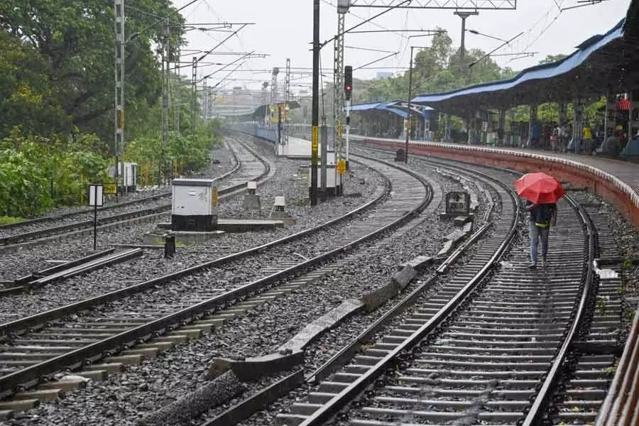 हावड़ा के लिलुआ स्टेशन पर खाली लोकल ट्रेन पटरी से उतर गई, ट्रेनों की आवाजाही बाधित हो गई