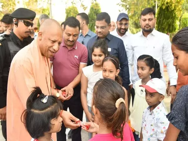 यूपी के मुख्यमंत्री ने गोरखनाथ मंदिर में पूजा-अर्चना की, बच्चों से की बातचीत