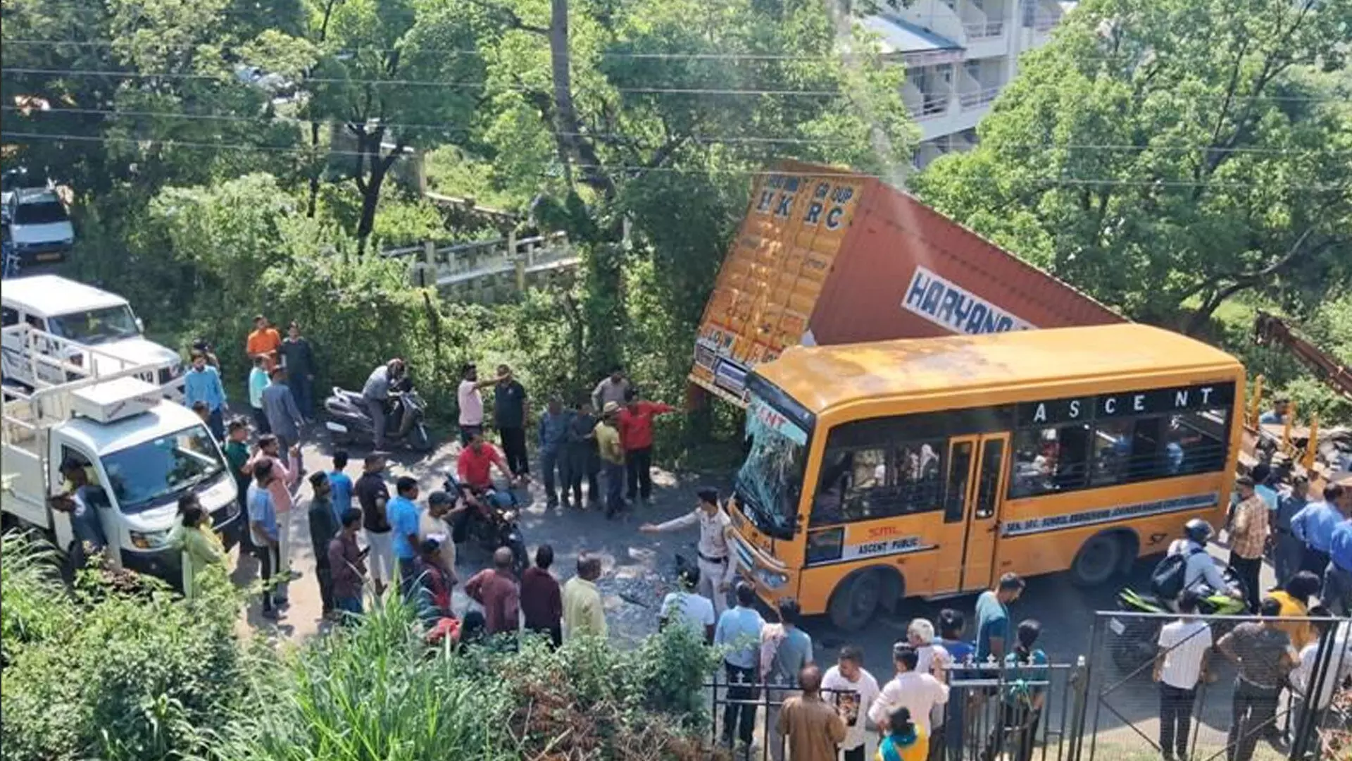 हिमाचल प्रदेश के मंडी में बस-ट्रक की टक्कर में 10 स्कूली छात्र घायल हो गए