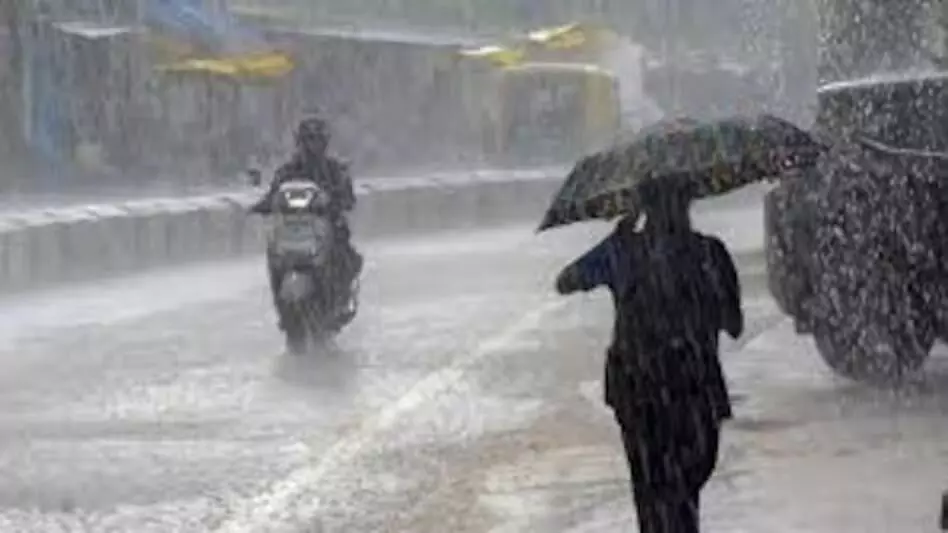पूर्वोत्तर भारत भारी वर्षा के लिए तैयार है, पश्चिमी राज्य अत्यधिक गर्मी की चपेट में