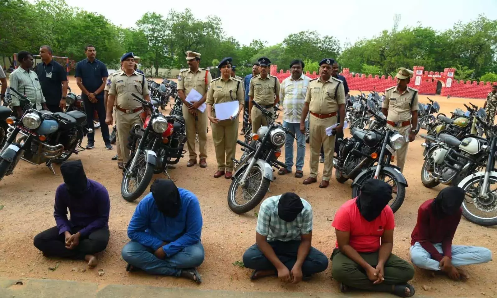 पुलिस ने अंतर्राज्यीय वाहन चोर गिरोह को गिरफ्तार किया