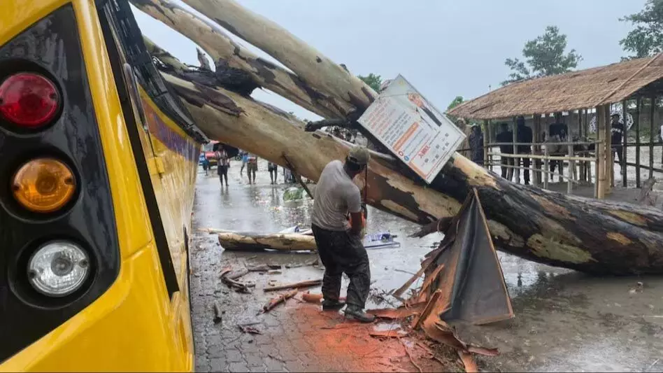 असम में भारी बारिश से 2 की मौत, 17 घायल