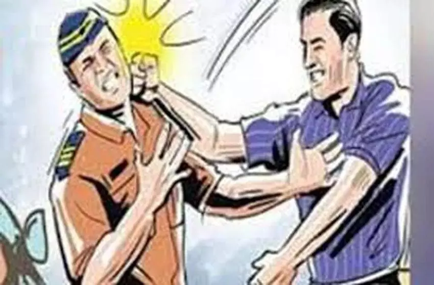 भानपुर इलाके में युवक ने पुलिस आरक्षक का पत्थर मारकर सिर फोड़ा