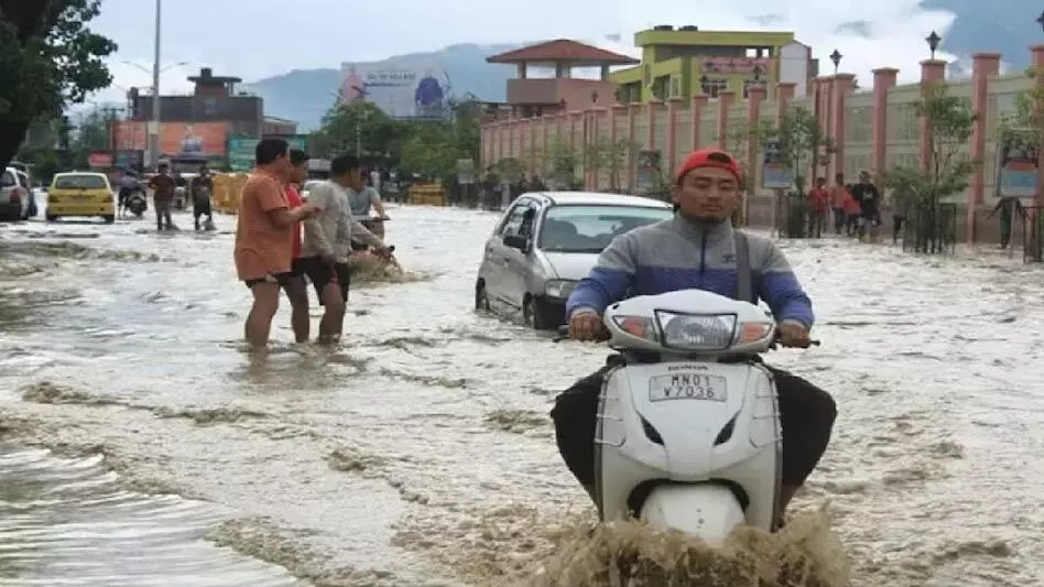 भारी बारिश से मणिपुर अस्त-व्यस्त हो गया है, बाढ़ और भूस्खलन शुरू