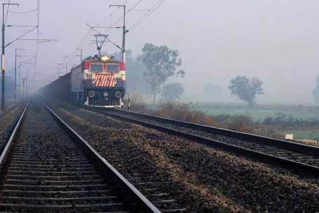 रेल यात्रा की जानकारी नहीं मिलने से नाराज यात्रियों ने जम्मू में ट्रेन रोकी