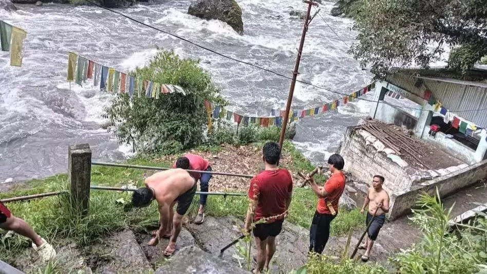 अरुणाचल के तवांग में ग्रेन्घर हॉट वॉटर स्प्रिंग में सफाई अभियान चलाया