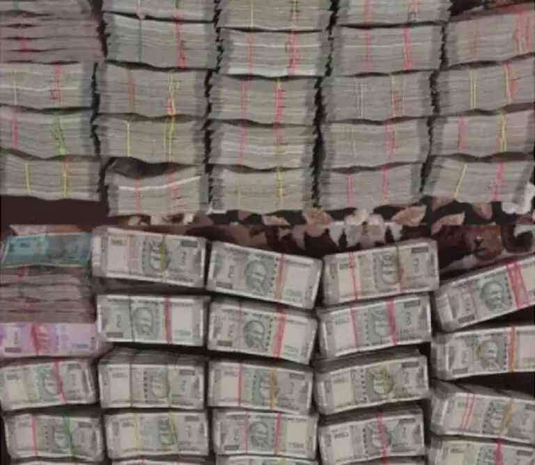 पुलिस ने कोयला कारोबारी के आवास से 2.99 करोड़ रुपये बरामद किए
