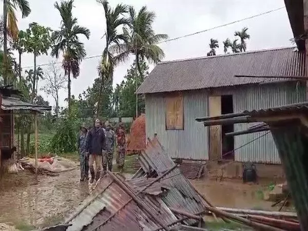 चक्रवात रेमल: मूसलाधार बारिश के कारण तेलियामुरा में दीवार ढह गई