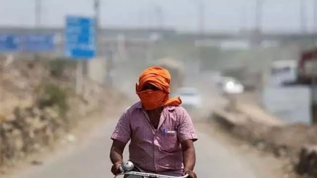 दिल्ली में रिकार्ड तोड़ गर्मी, मुंगेशपुर, नरेला में तापमान 50 डिग्री सेल्सियस