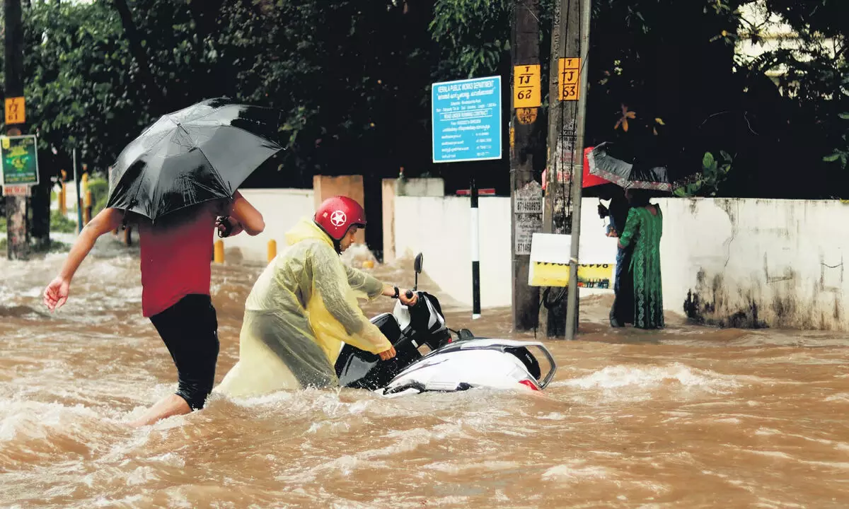 कोच्चि में बाढ़ और यातायात जाम से जनजीवन अस्त-व्यस्त