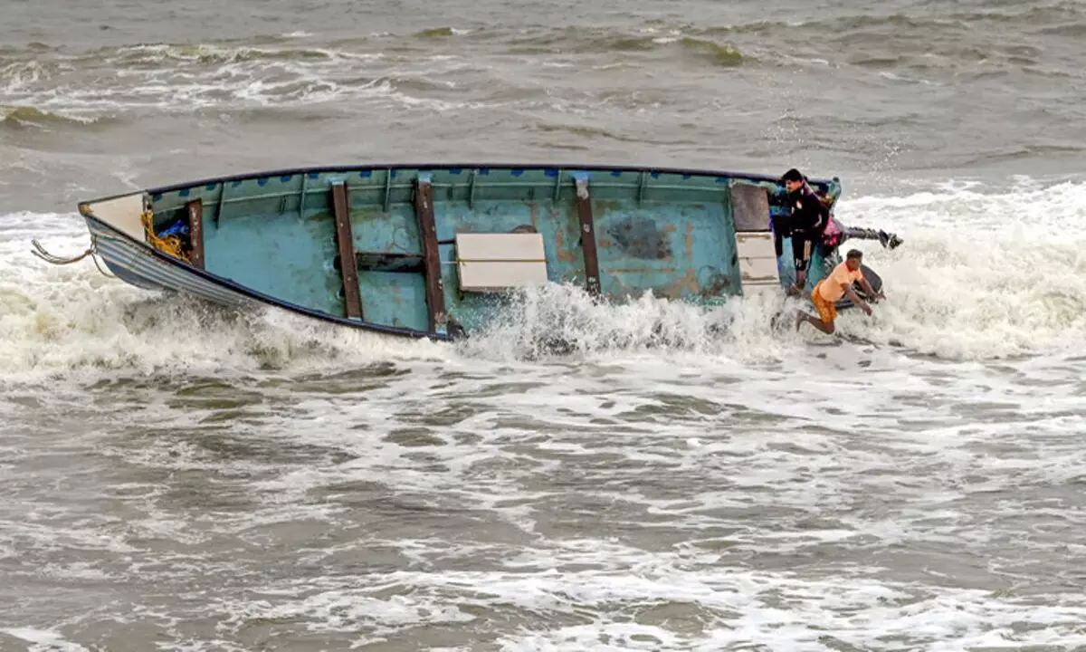 मुथलापोझी में नाव पलटने से मछुआरे की मौत, 3 घायल