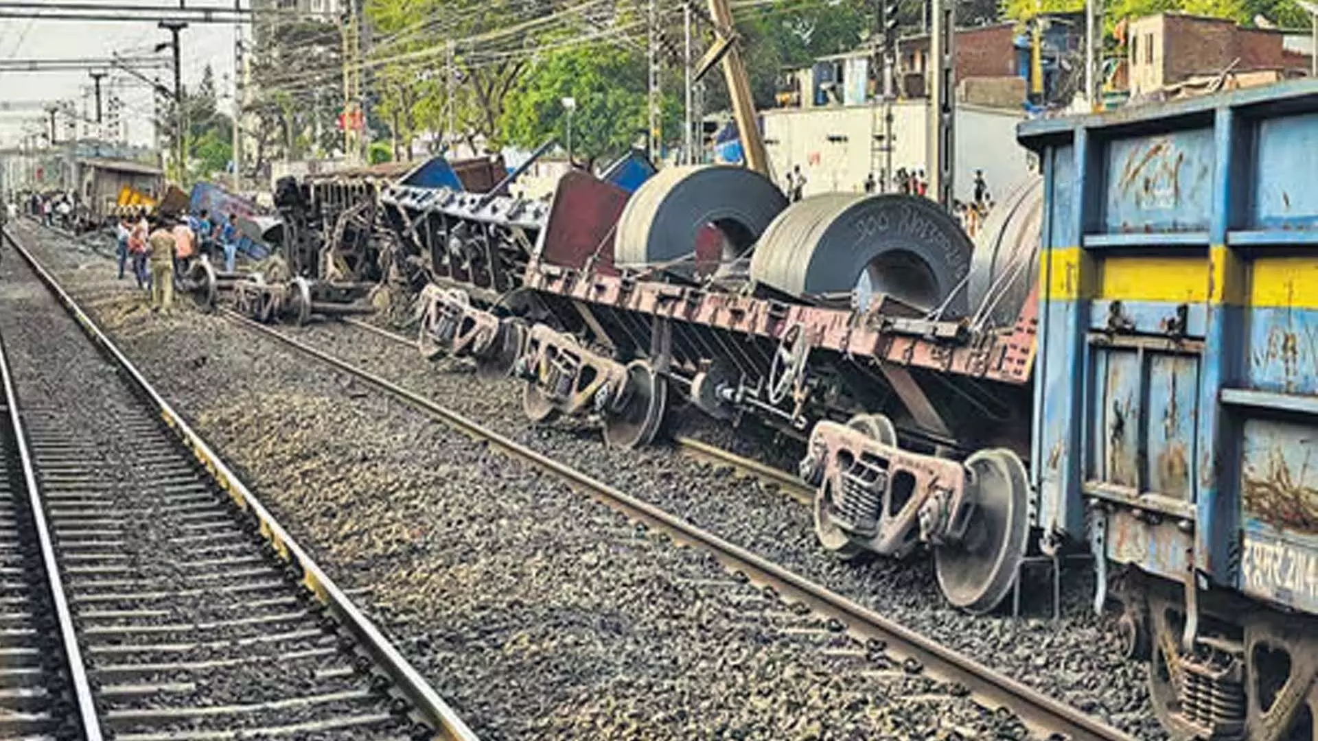 पालघर में मालगाड़ी पटरी से उतरी, मुंबई और सूरत के बीच रेल यातायात प्रभावित