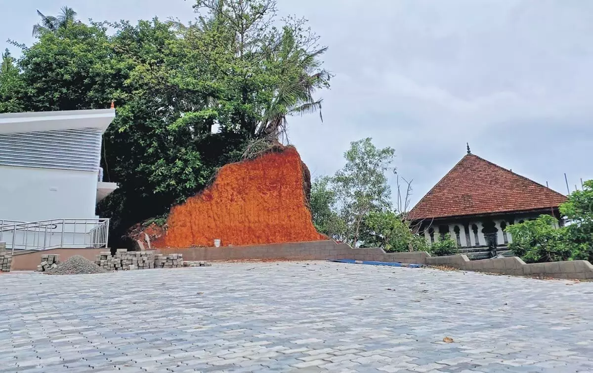 शौचालय निर्माण के लिए खुदाई के दौरान वर्कला में चट्टान ढहने से बड़ा हादसा