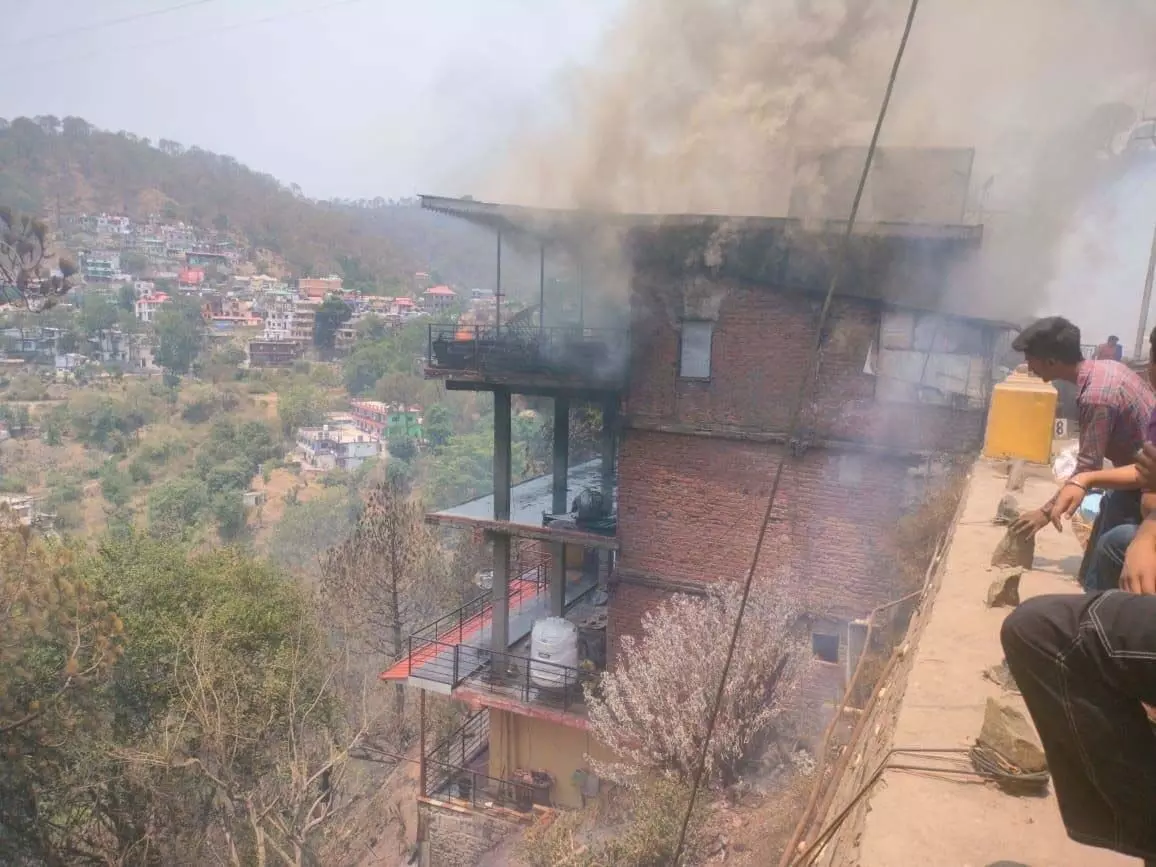 राष्ट्रीय राजमार्ग 5 के धरमपुर-सोलन खंड पर बहुमंजिला इमारत में भीषण आग लग गई