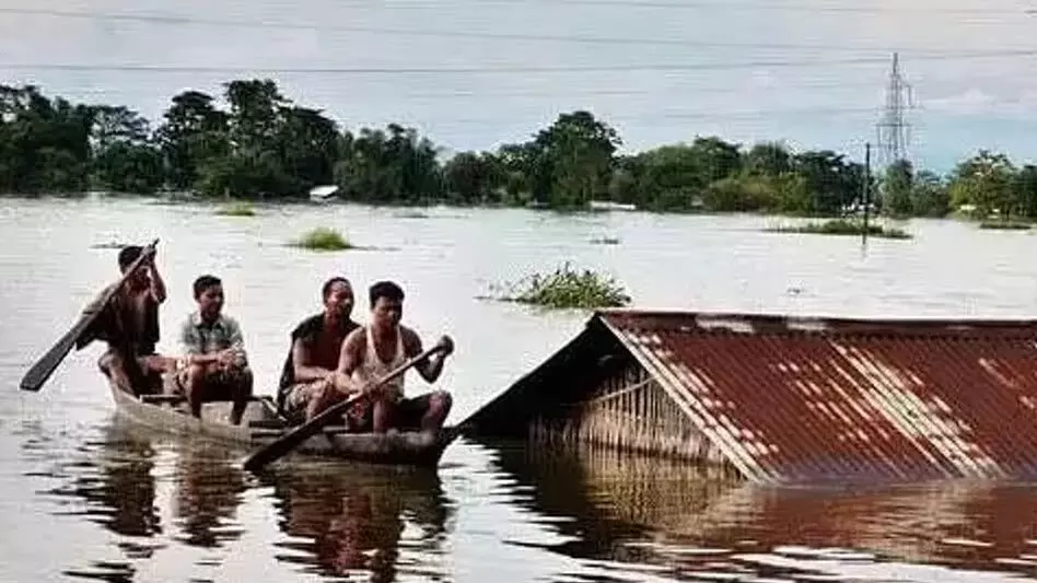 करीमगंज में तटबंध को भारी नुकसान के कारण बाढ़ का खतरा मंडरा रहा