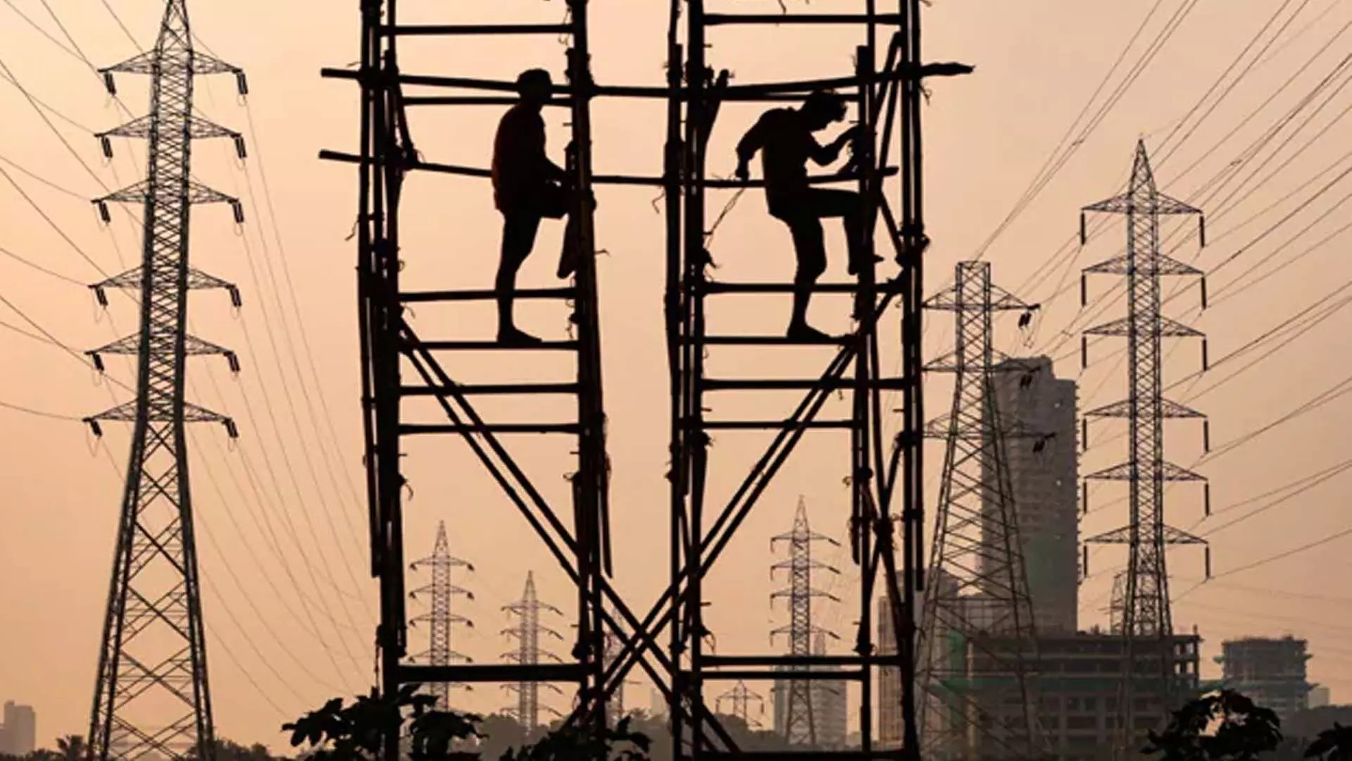 दिल्ली में बिजली की मांग पहली बार 8.3 गीगावाट के पार पहुंची