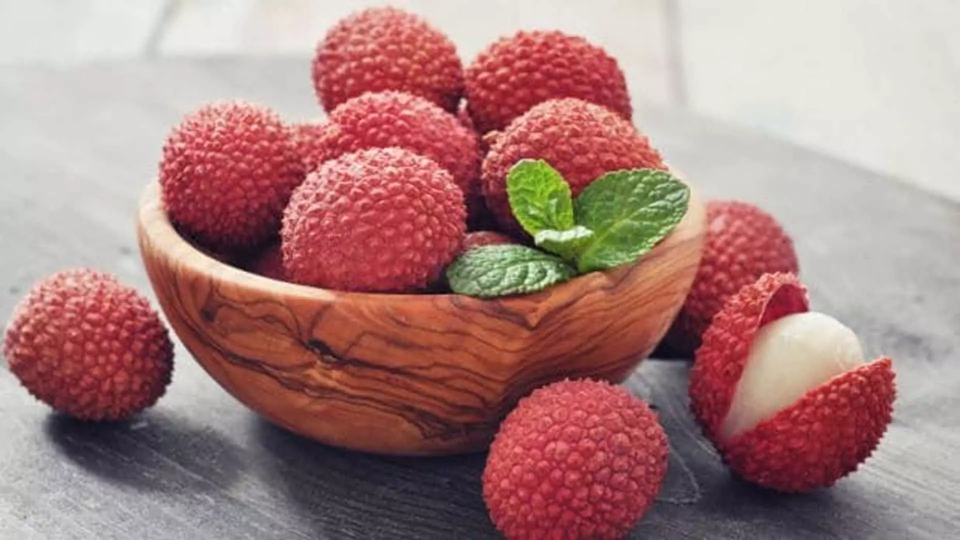 लीची के स्वास्थ्य लाभ: 5 कारण क्यों आपको यह मौसमी फल खाना चाहिए
