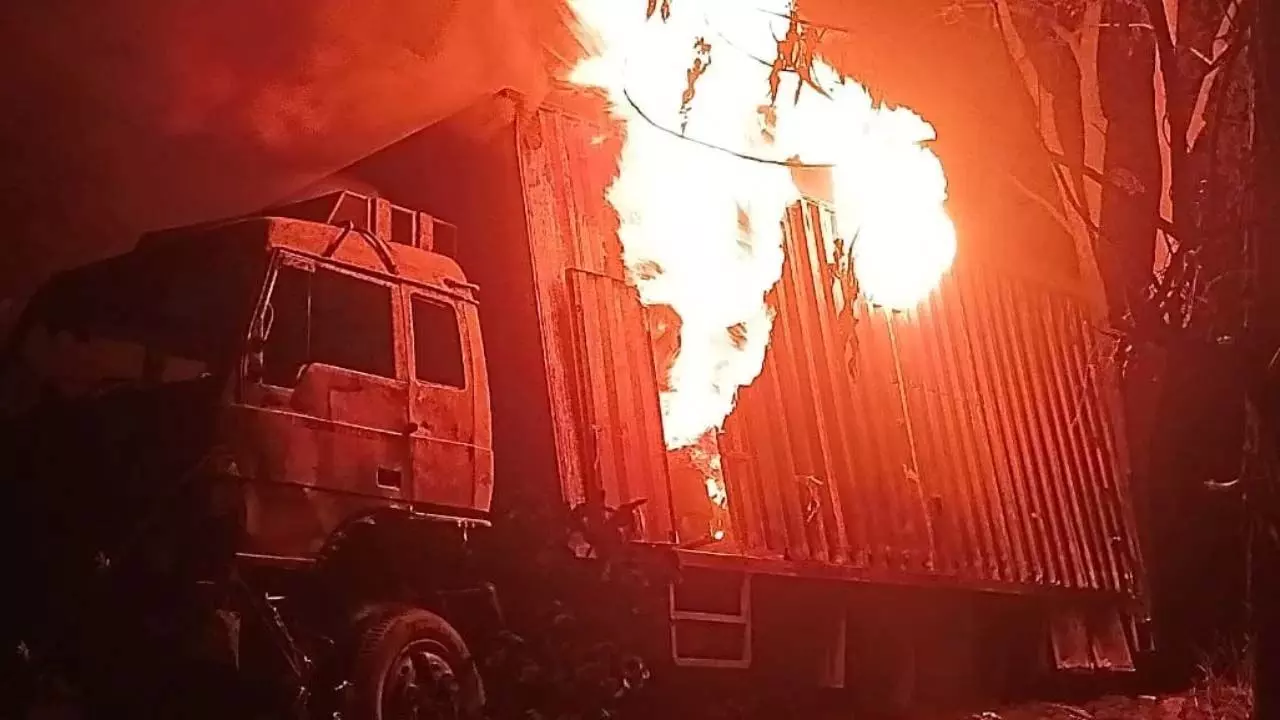 नक्सलियों ने ट्रक को किया आग के हवाले, जिंदा जला मजदूर