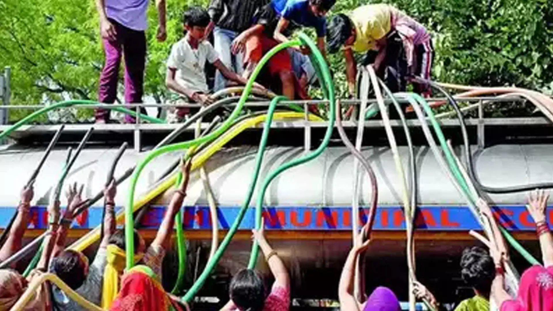 दिल्ली में पानी की बर्बादी पर अब लगेगा 2,000 रुपये जुर्माना