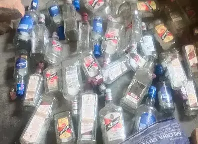 शराबियों ने कॉलेज मैदान को बनाया अड्डा, हजारों खाली बोतलें जब्त