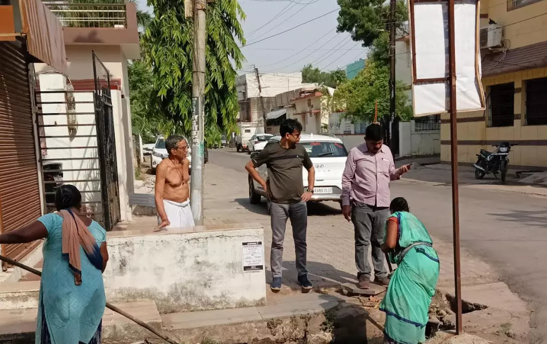 नालियों का पानी बह रहा सड़क पर, सफाई कर्मचारियों को मिली फटकार
