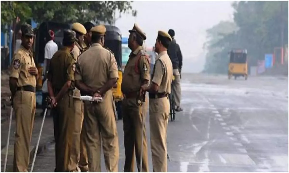 ओडिशा में अदालत के आदेश का पालन कराते समय भीड़ ने 2 पुलिसकर्मियों को घायल कर दिया