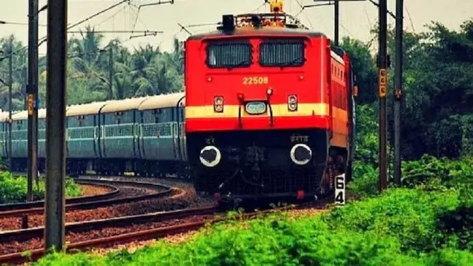 रेलवे के मेगा ब्लॉक के कारण मुंबई में 900 से अधिक लोकल ट्रेनें प्रभावित